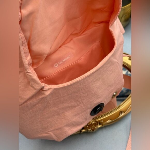 🆕 lululemon athletica 🧿 NWT Curved Crossbody Bag 3L, Light Pink - Picture 13 of 15